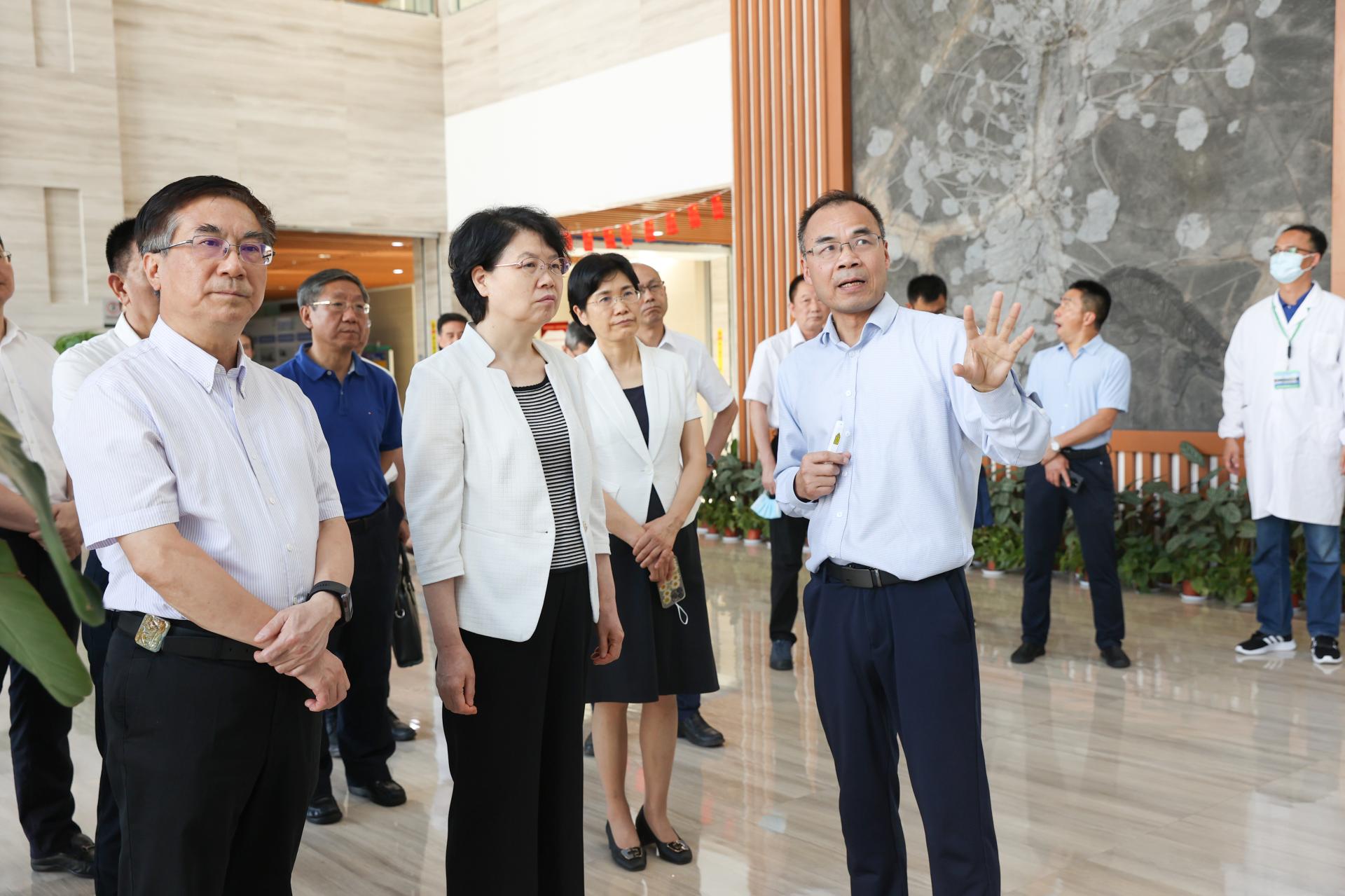 湖北省副省長肖菊華來中國地質(zhì)大學(xué)（武漢）調(diào)研：瞄準(zhǔn)戰(zhàn)略需求優(yōu)化提升科研實(shí)力-地大熱能